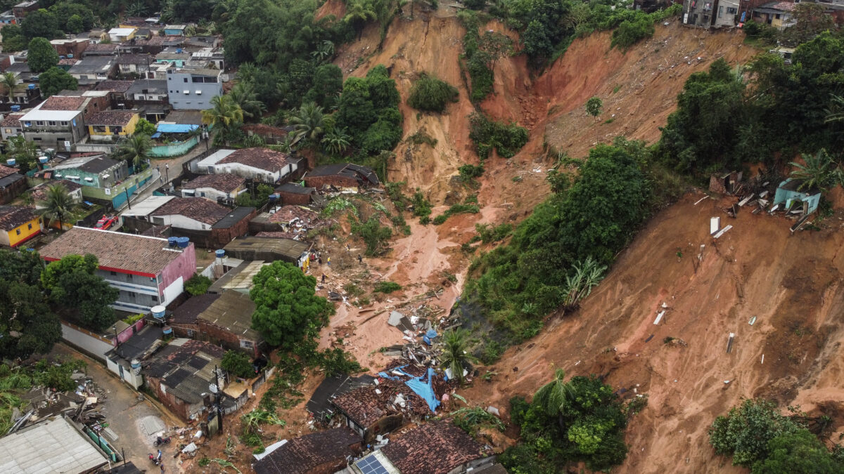 Chuva mata 129 em Pernambuco na maior tragédia climática do século: encosta cede sobre Jardim Monteverde