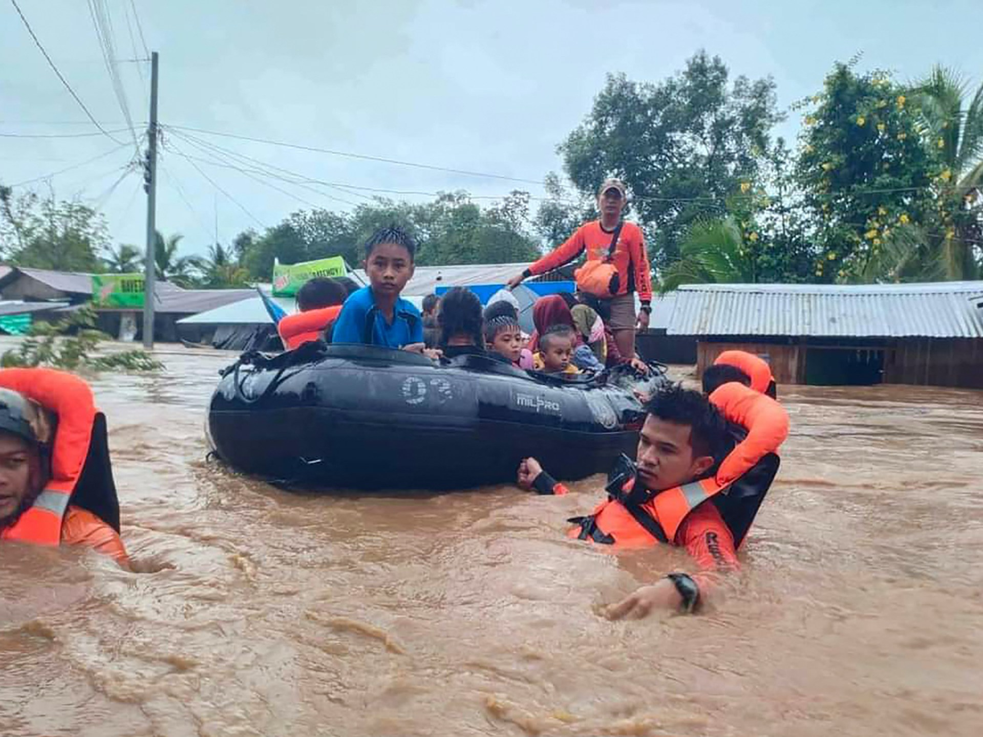 Equipes de resgate evacuam moradores de área alagada nas Filipinas durante a tempestade Nalgae