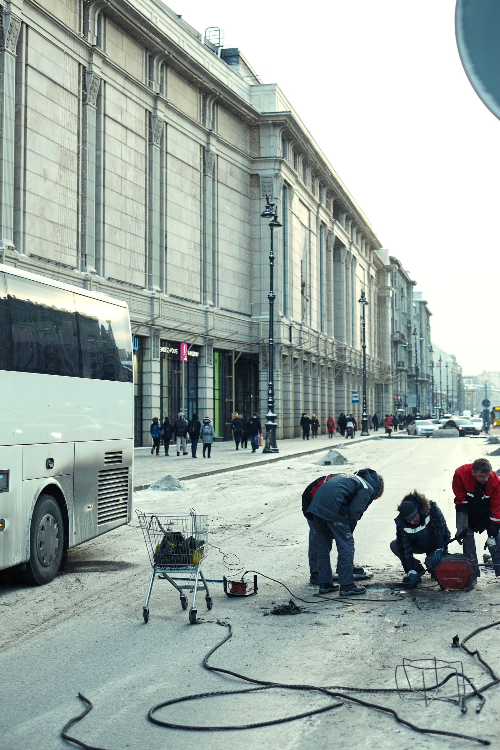 Trabalhadores consertando via pública
