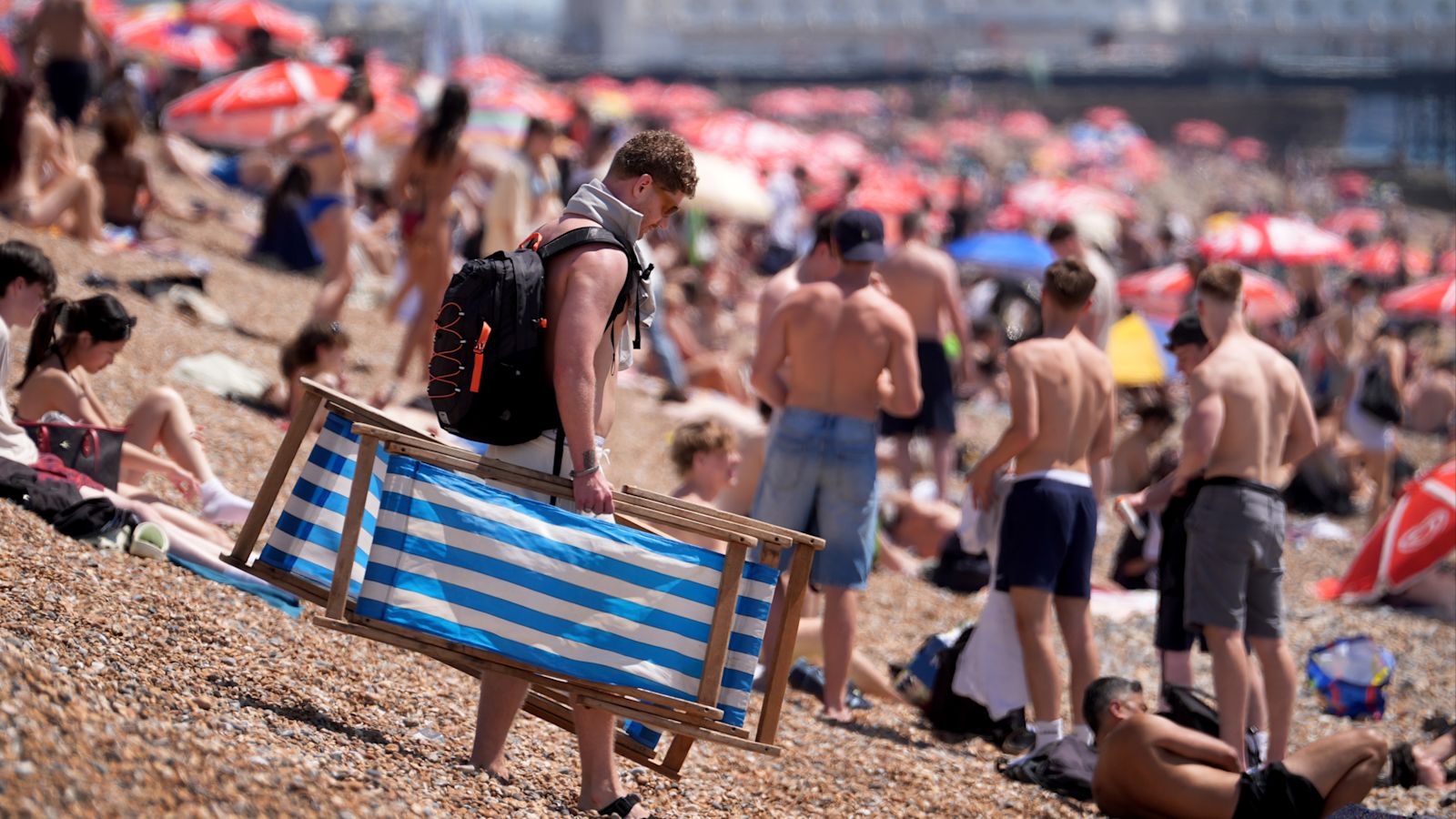 Pessoas aproveitam o calor na praia de Brighton, Reino Unido