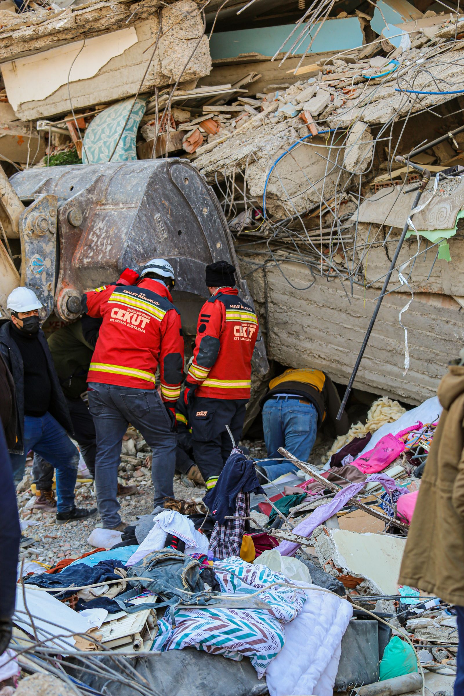 Equipe de resgate em prédio destruído