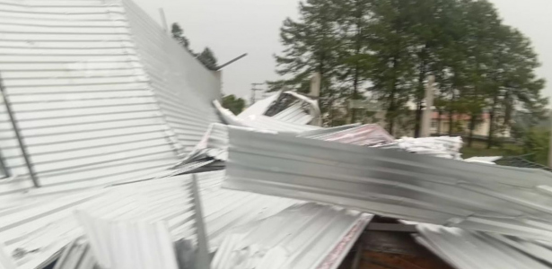 Estragos causados por temporal de granizo em Treze de Maio, Santa Catarina