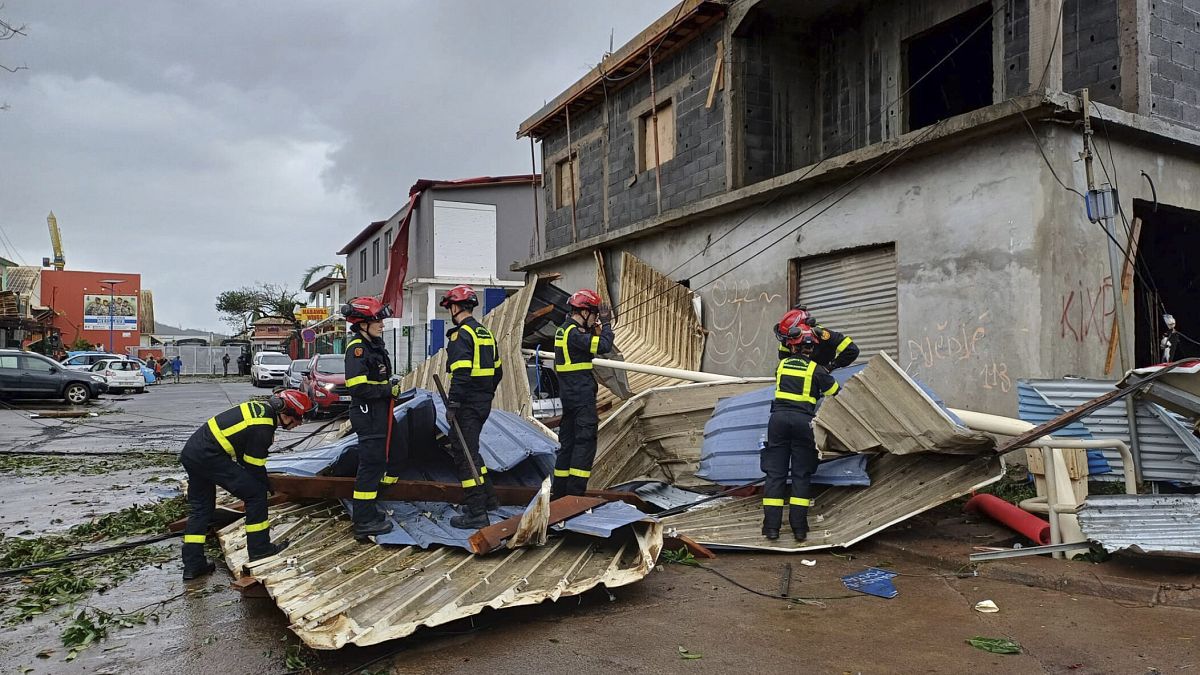 Equipes de resgate trabalham em área destruída em Mayotte após a passagem do Ciclone Chido