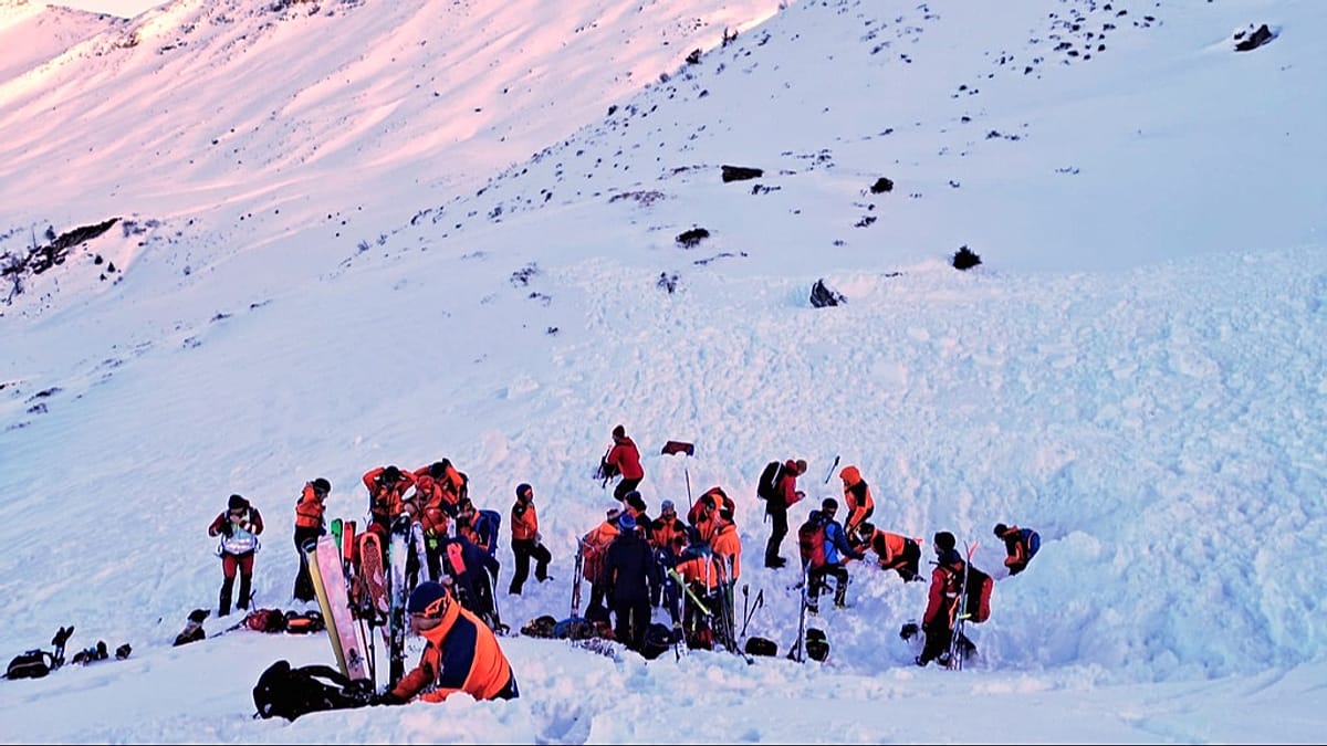 Equipe de resgate busca vítimas após avalanche na região de Pongau, Salzburgo, Áustria