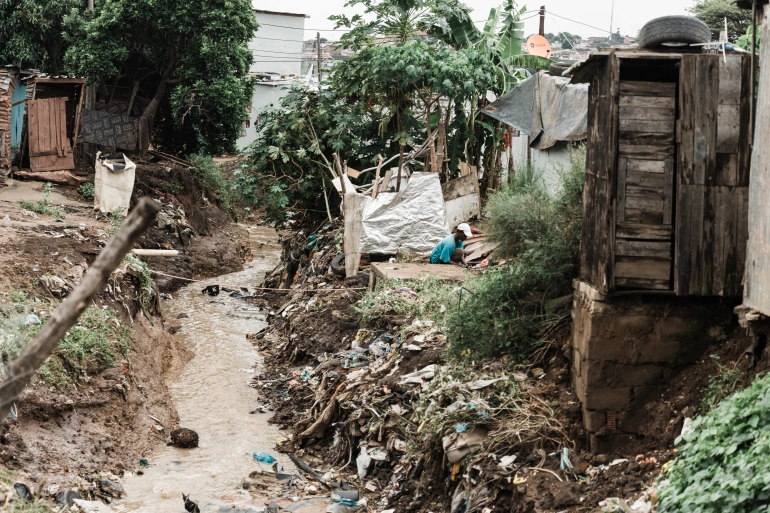 Casas e escolas danificadas por enchentes no Cabo Oriental, África do Sul, junho de 2025