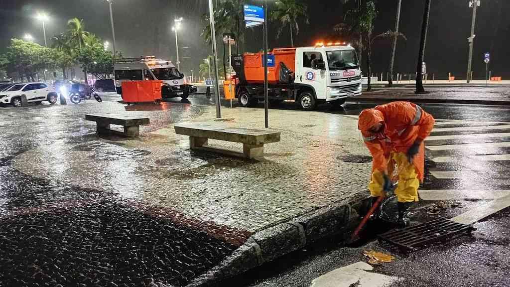 Alagamento e trânsito complicado no Rio de Janeiro após temporal