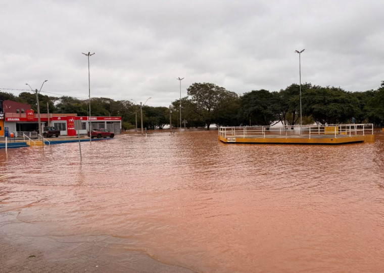 Rio Uruguai na cota de inundação em São Borja