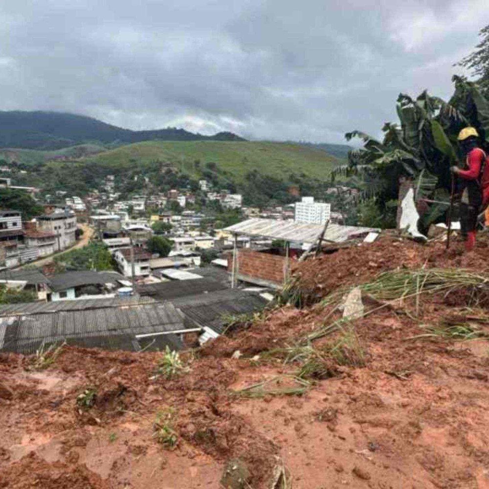 Bombeiros atuam em resgate após deslizamentos causados pela chuva em Ipatinga, Minas Gerais