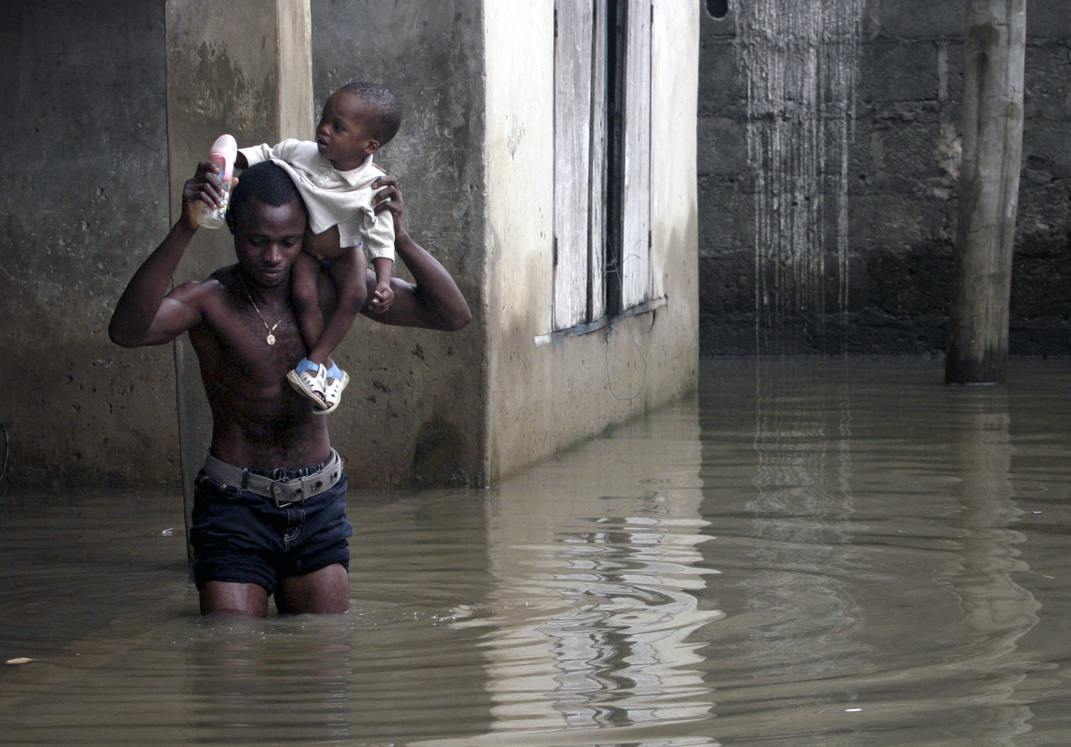 Comunidade nigeriana cercada por água durante as enchentes de 2022