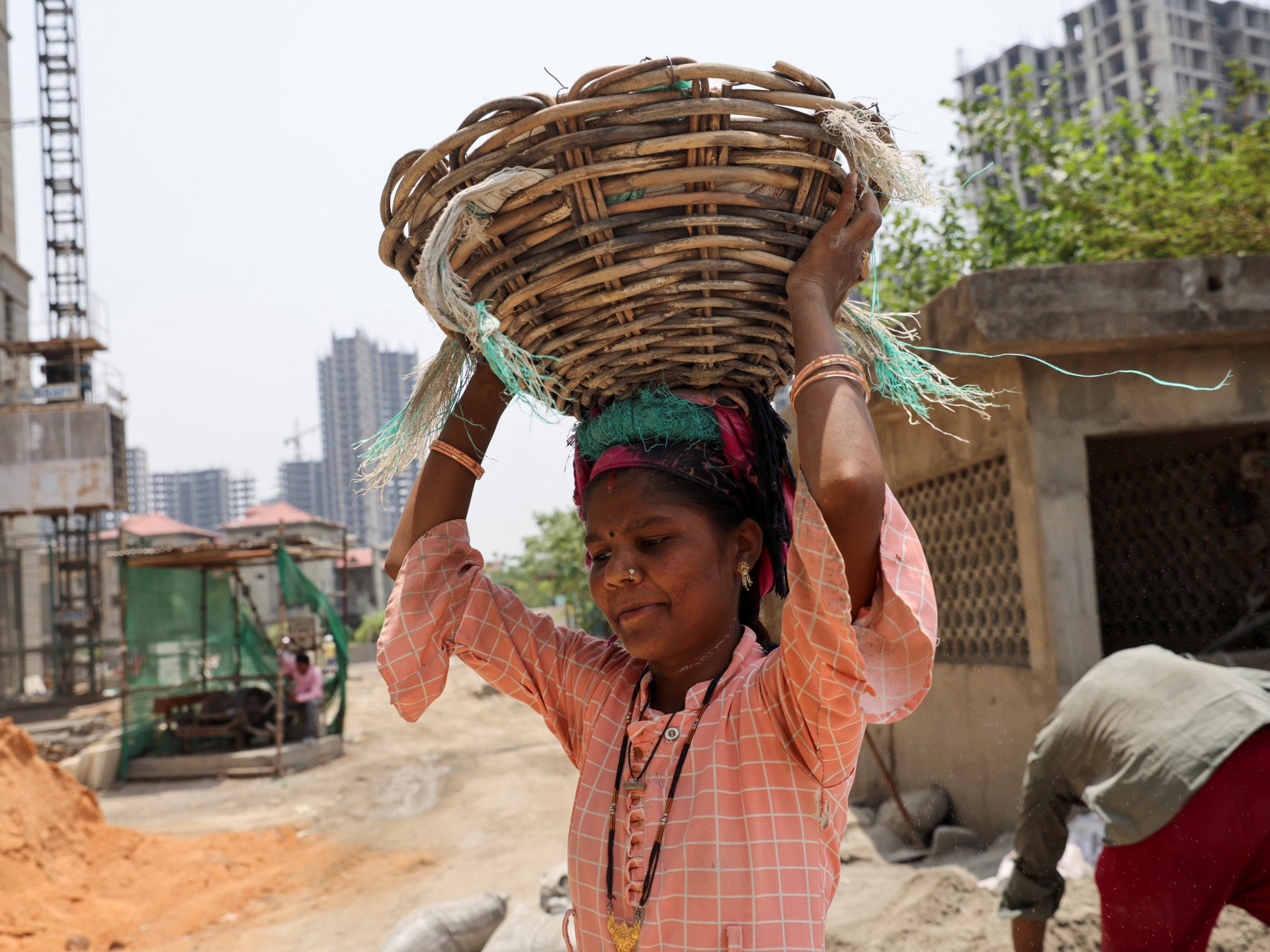 Trabalhador em canteiro de obras durante dia de calor extremo em Noida, Índia