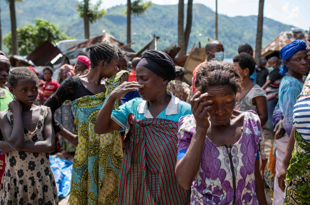 Mulheres congolesas reagem após a morte de familiares em decorrência das chuvas que destruíram casas no vilarejo de Nyamukubi, território de Kalehe, província de Kivu do Sul, RD Congo