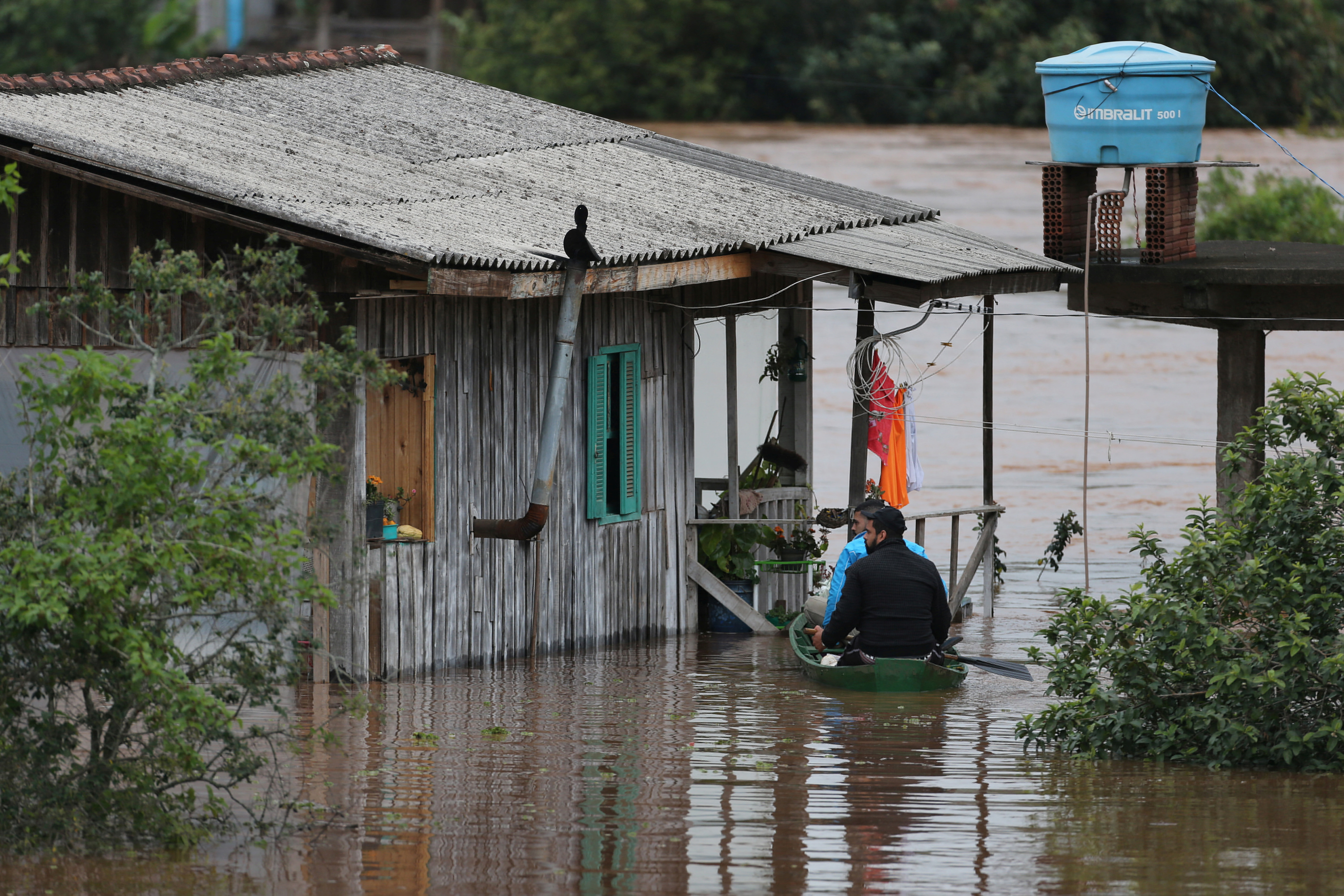 Pessoas procuram sobreviventes e vítimas de ciclone em Bom Retiro do Sul, Rio Grande do Sul
