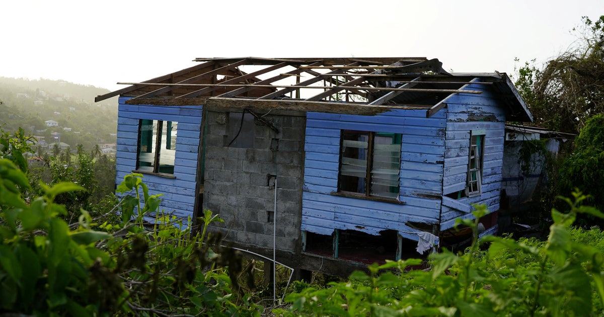 Imagem de satélite mostra edifícios destruídos em Carriacou, Granada, após a passagem do furacão Beryl