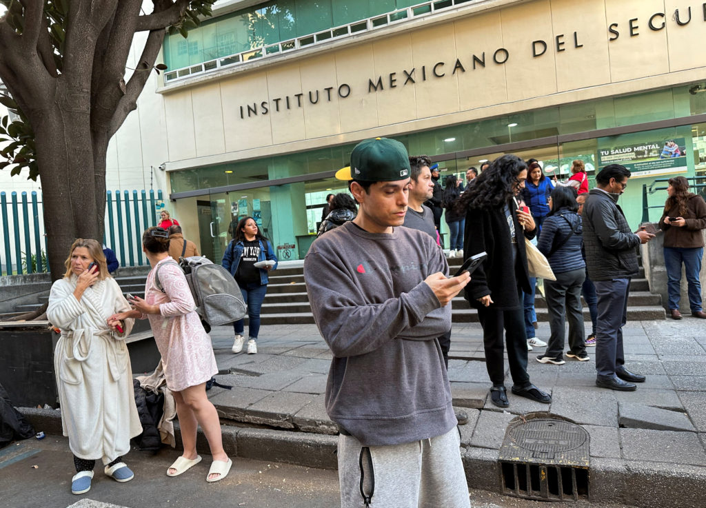 Pessoas nas ruas após terremoto na Cidade do México