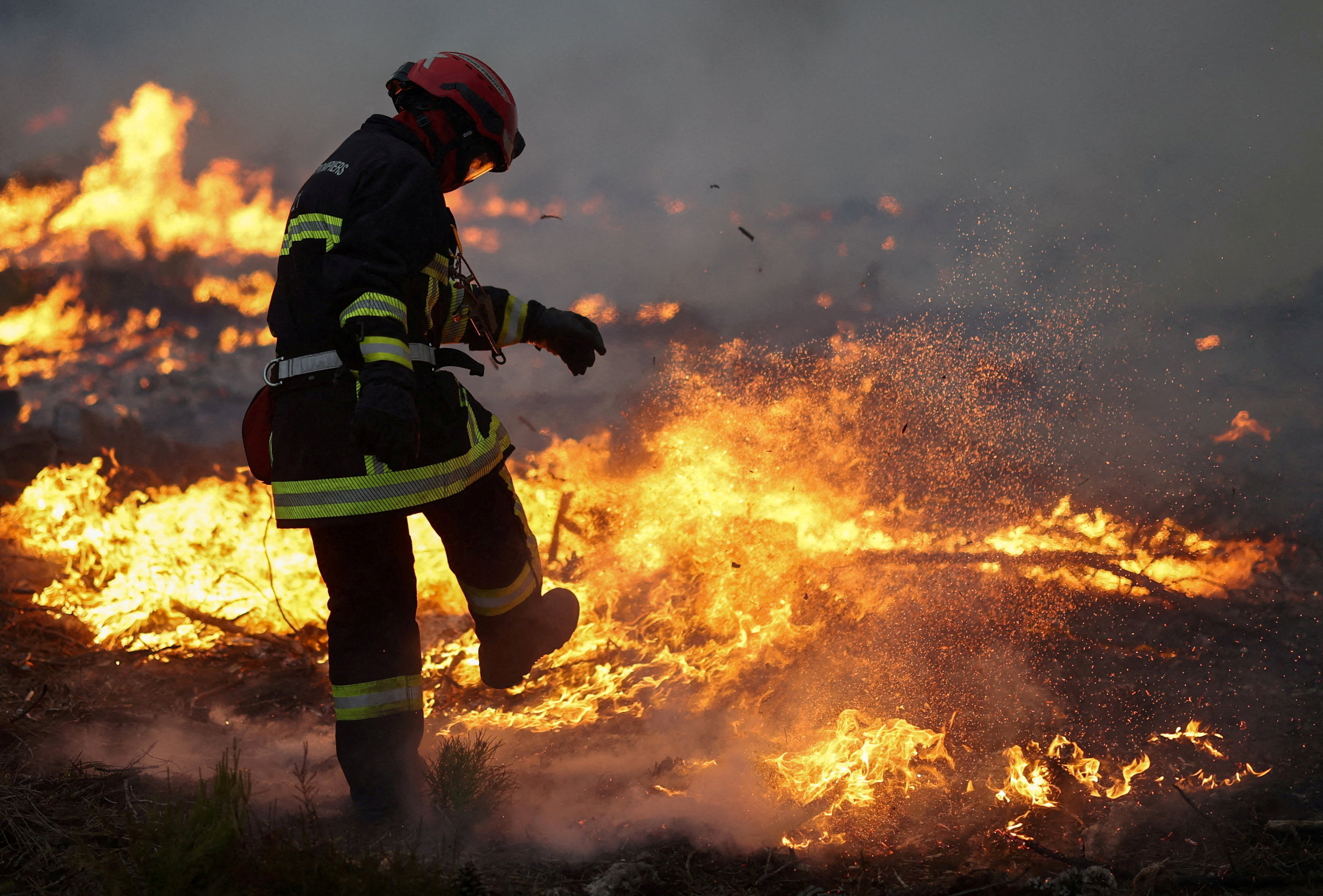 Incêndio florestal na França durante a crise de julho