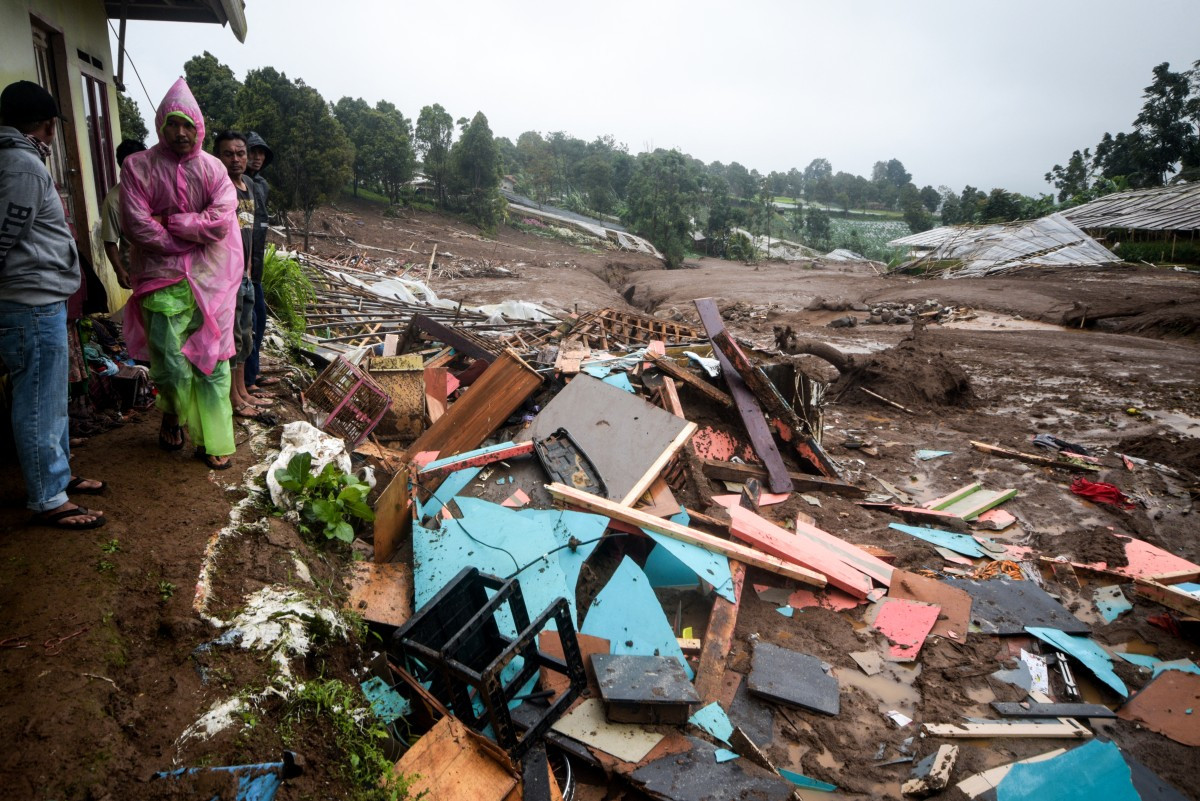 Escombros de casas destruídas pelo deslizamento em Pasirlangu, West Bandung, Indonésia