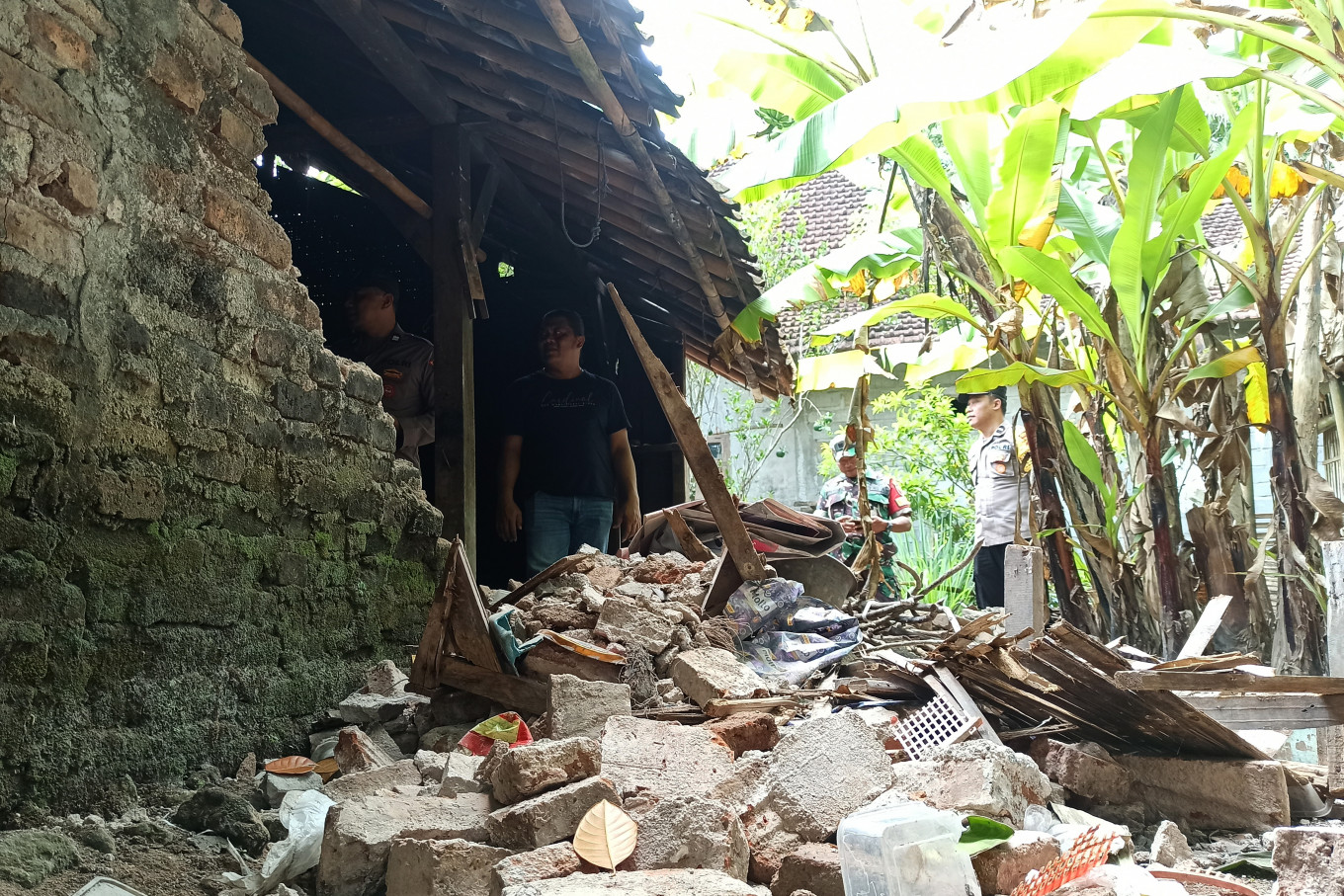 Inspeção de danos em vila de Trenggalek após o terremoto de Pacitan