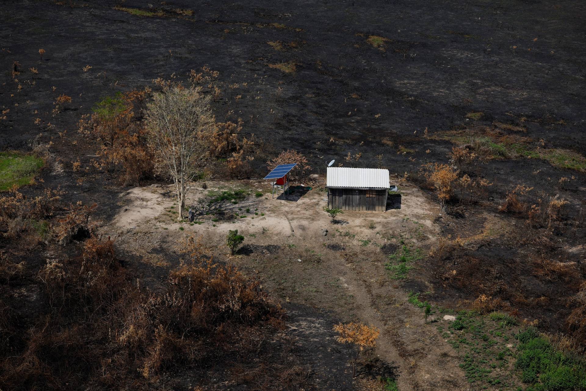 Casa vista após incêndio na região do Pantanal, perto de Poconé, Mato Grosso