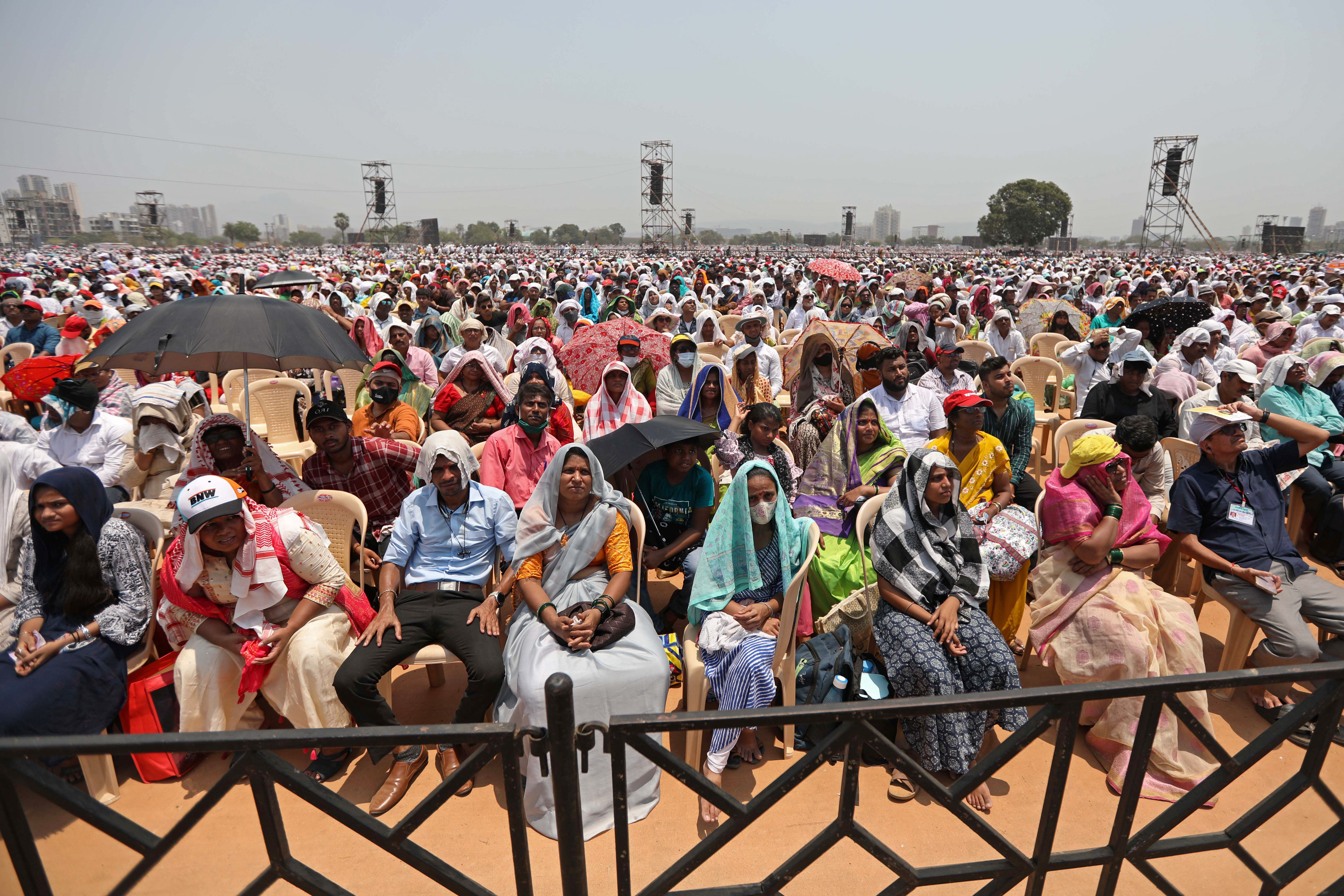 Multidão reunida ao ar livre sob sol intenso na cerimônia do Maharashtra Bhushan Award em Kharghar, Navi Mumbai, Índia