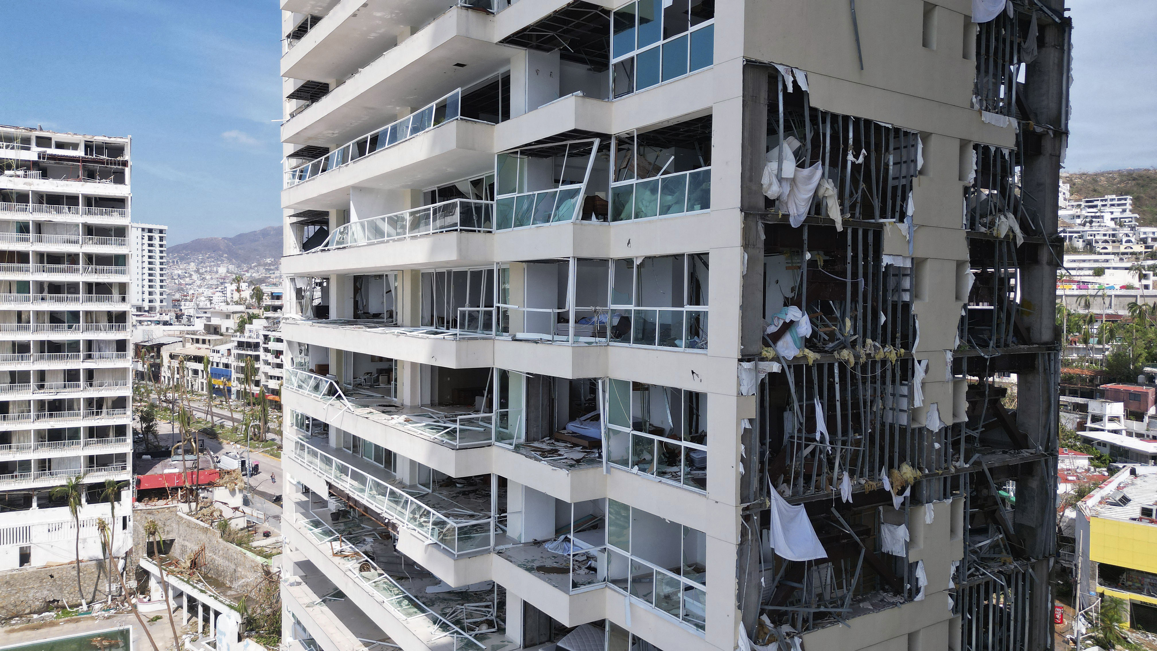 Prédio com fachada destruída em Acapulco após a passagem do furacão Otis