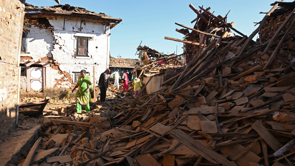 “Salve-me, salve-me”: os relatos de sobreviventes do terremoto que destruiu vilarejos remotos no Nepal