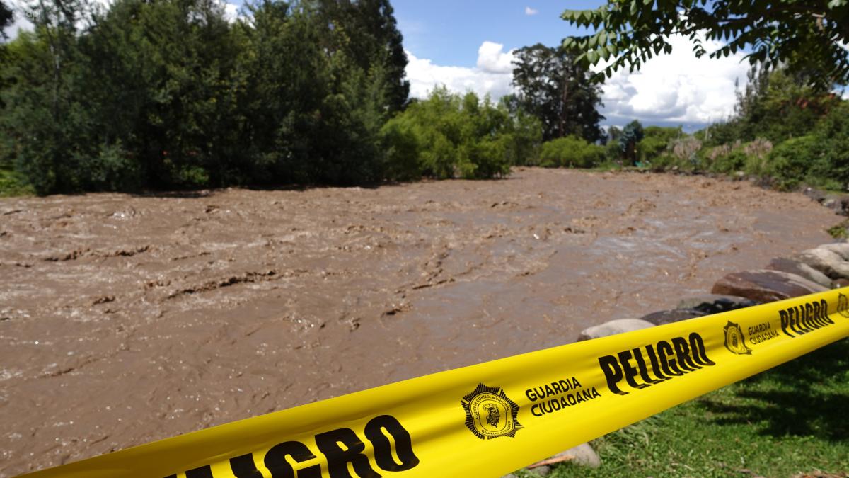 Rio Yanuncay transborda em Azuay, Equador, durante temporada de chuvas de 2026