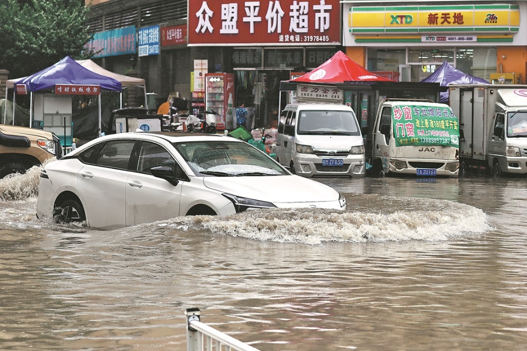Ruas alagadas na região de Ningming, em Guangxi, no sul da China, durante a cheia dos rios Mingjiang e Zuojiang