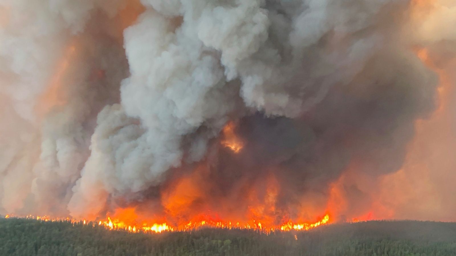 Incêndio florestal em Sherridon, Manitoba, Canadá, fotografado em 27 de maio de 2025