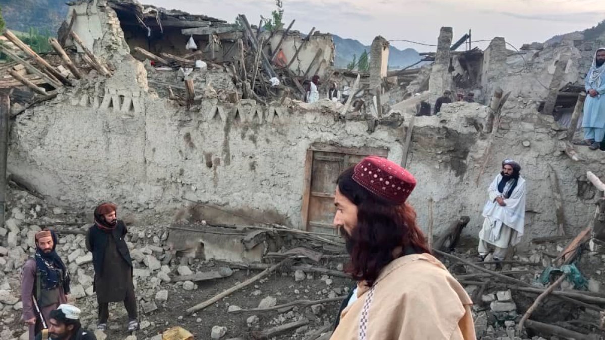 Terremoto raso mata mais de mil pessoas no Afeganistão e expõe colapso da resposta estatal sob o Talibã