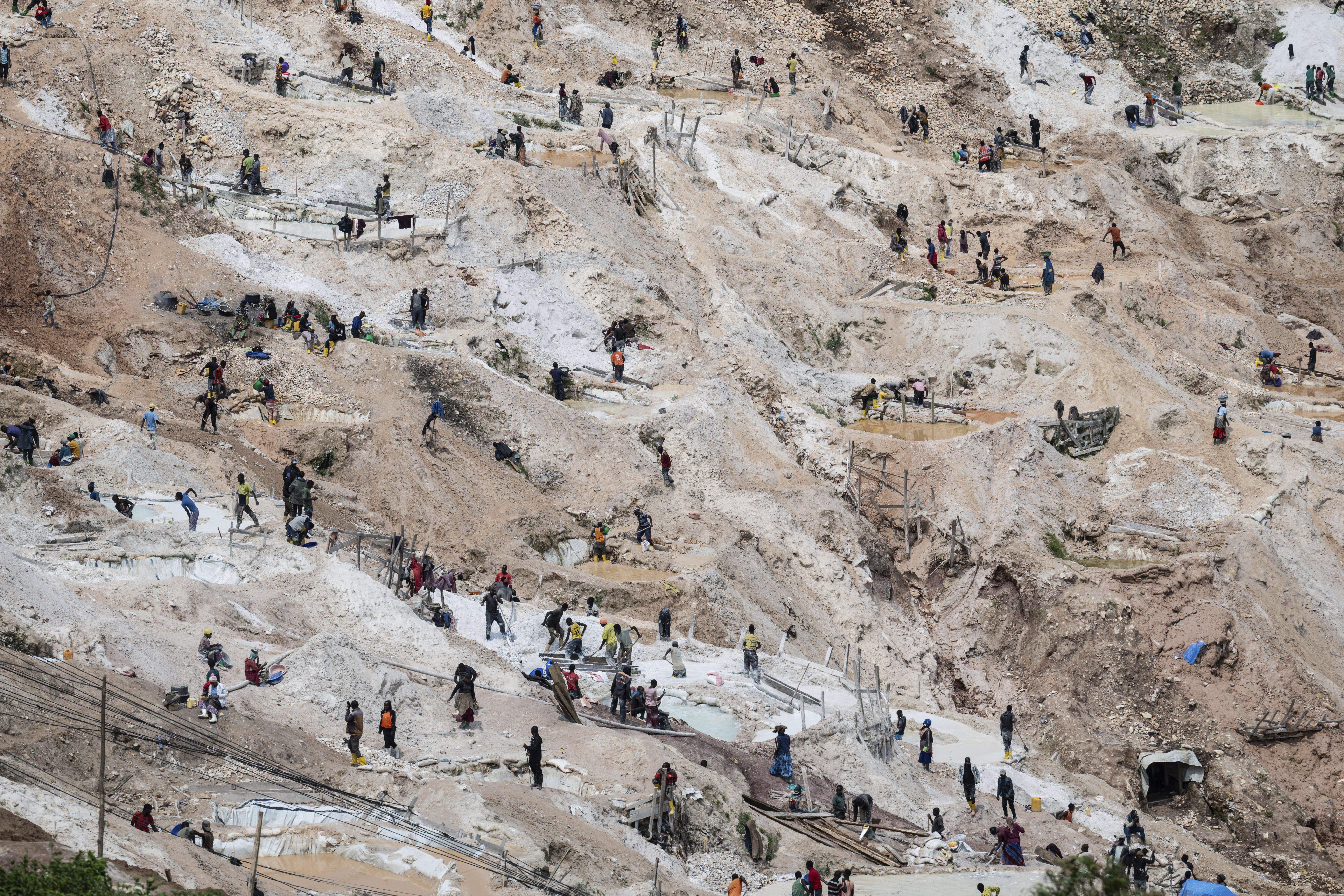 Trabalhadores em mina de coltan na região de Rubaya, RD Congo (foto de arquivo)