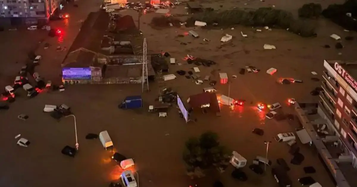 Inundação catastrófica em Valência, Espanha, vista aérea de ruas alagadas