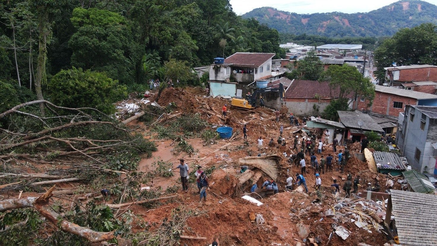 Encosta desmoronada sobre casas destruídas na Vila Sahy, em São Sebastião, após o temporal de fevereiro de 2023