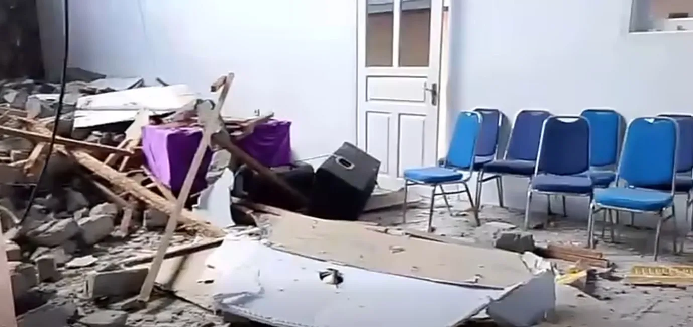 Danos em edifício após terremoto de magnitude 7.4 perto de Ternate, no norte de Sulawesi