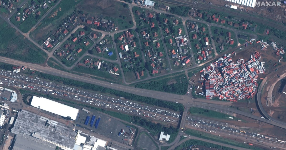 Imagem de satélite mostra rodovia bloqueada e contêineres espalhados após as enchentes em Durban