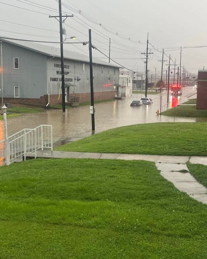 Rua alagada em Evansville, Indiana, durante as enchentes de junho de 2026