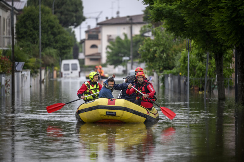Equipe de resgate evacua moradores de bote inflável em rua alagada em Lugo, região da Emilia-Romagna, Itália