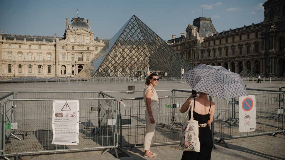 O dia mais quente da história da França: 40 mortes por afogamento e o Louvre fechando mais cedo