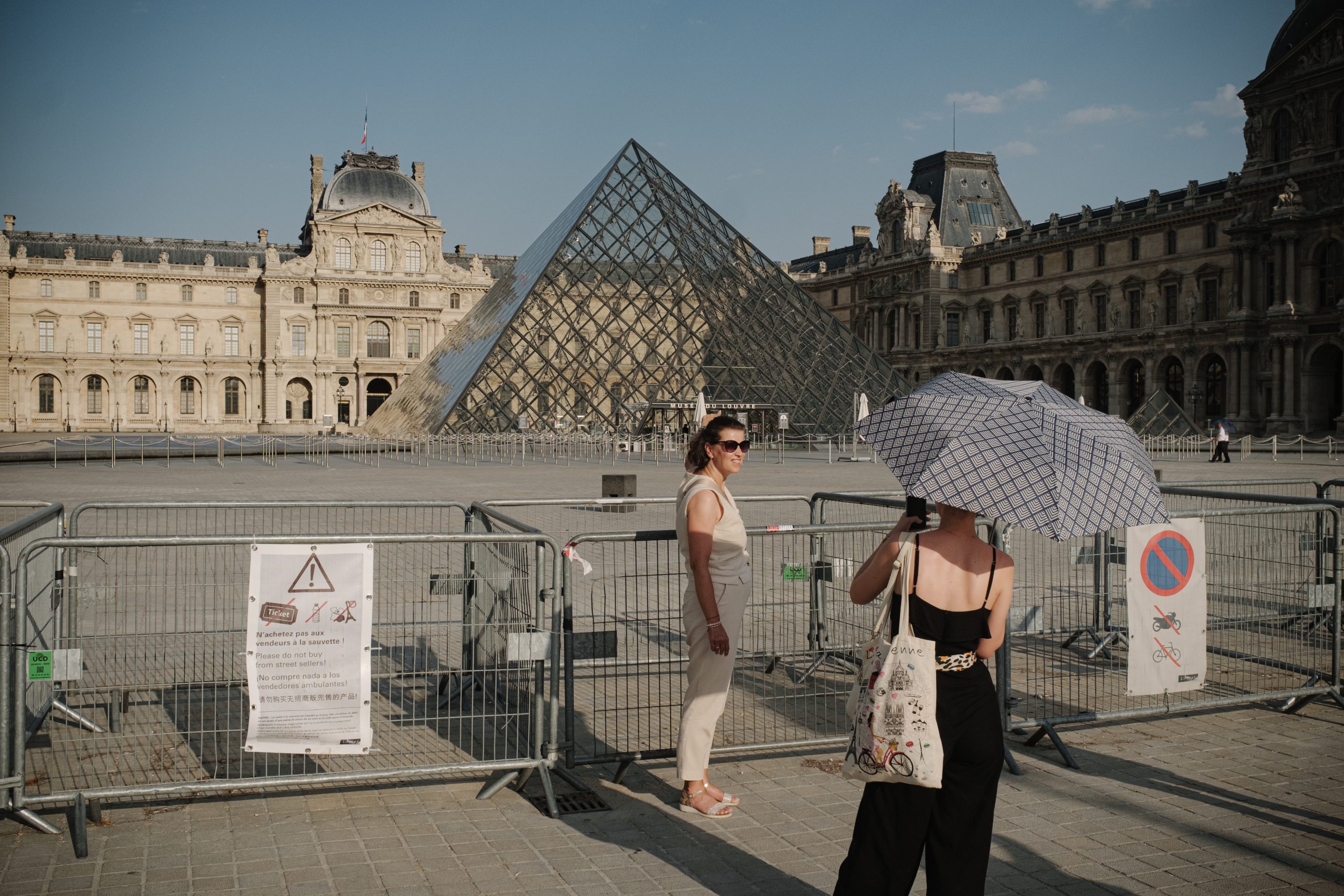 Torre Eiffel e Pirâmide do Louvre sob calor intenso em Paris
