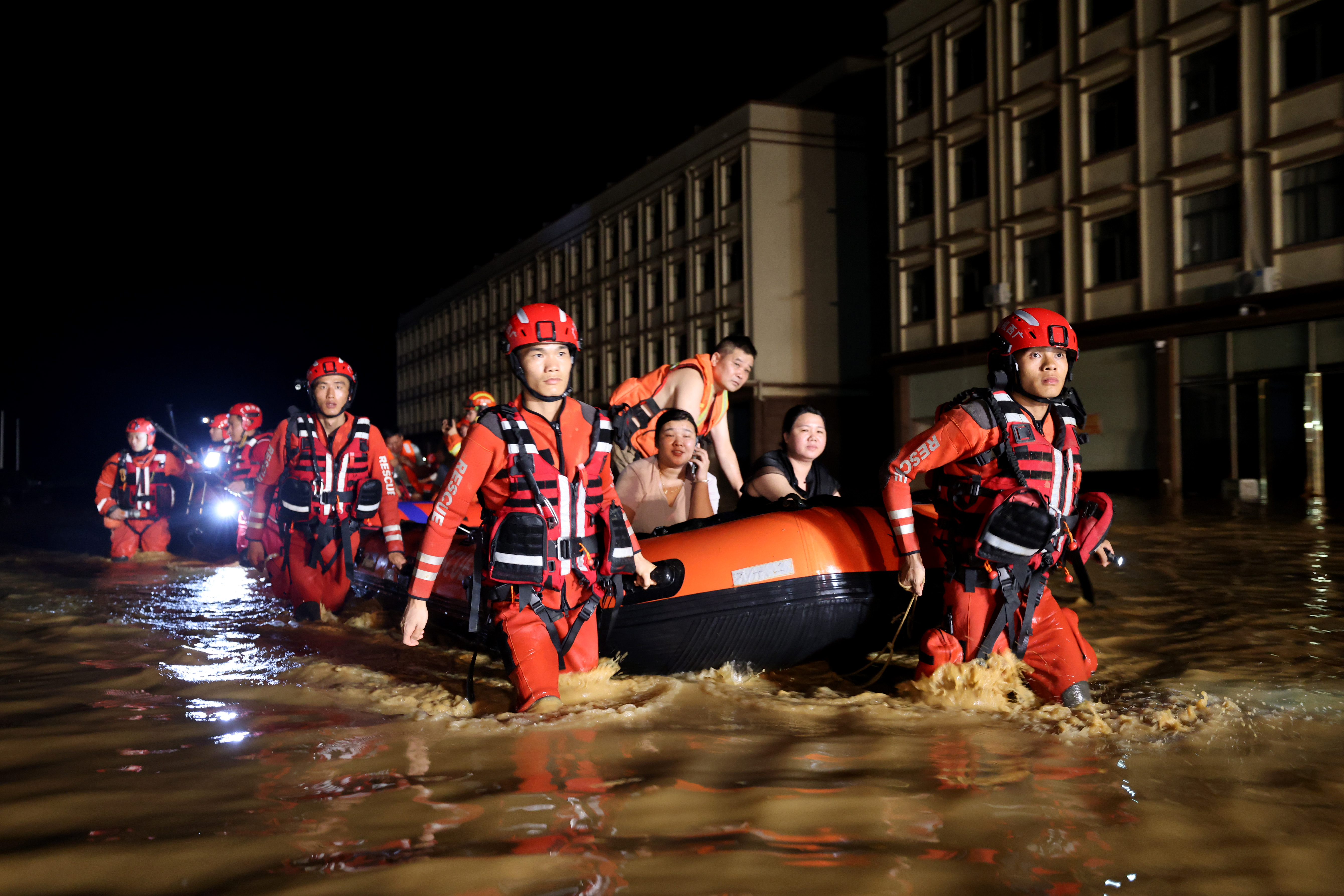 Equipes de resgate evacuam moradores após rompimento de barragem em Hengzhou