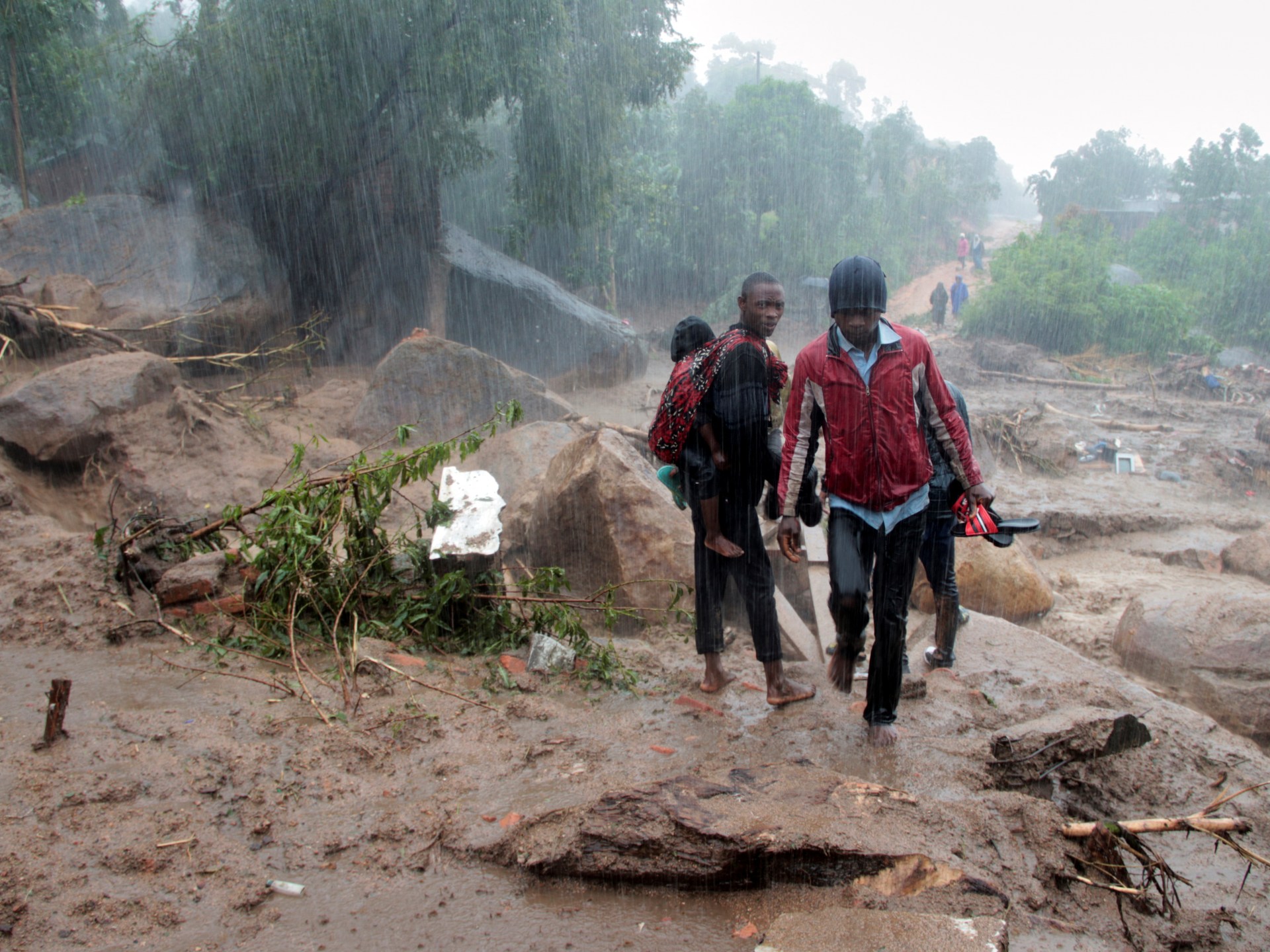Moradores avaliam os danos causados pelo Ciclone Freddy em Chilobwe, Blantyre, Malawi