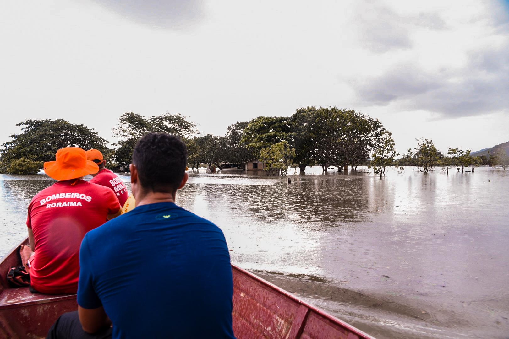 Resgate aéreo em comunidade isolada por chuvas em Roraima
