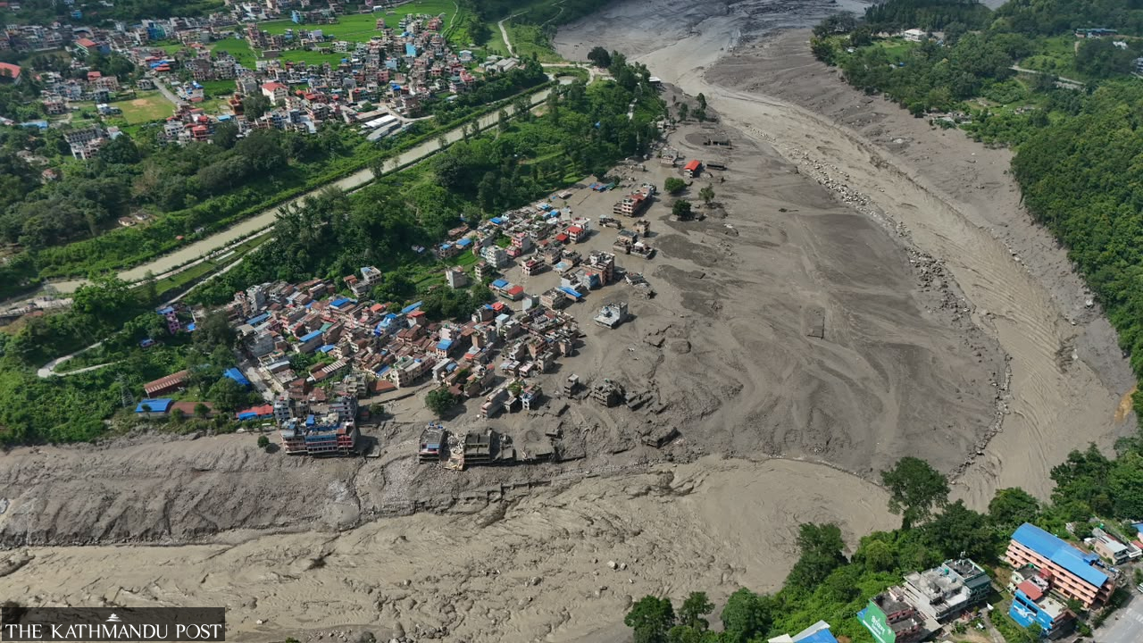 Imagem aérea de drone mostrando a destruição em Dhunge Bazar, no distrito de Nuwakot, no Nepal