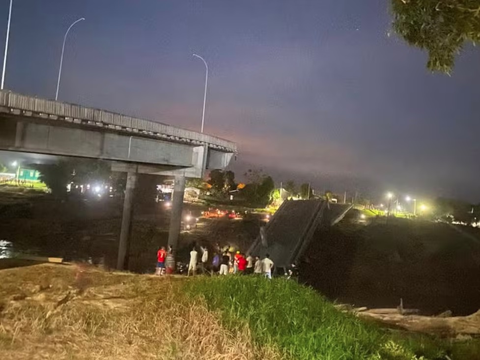 Ponte Frei Paolino Baldassari desabada sobre o rio Iaco, em Sena Madureira, Acre