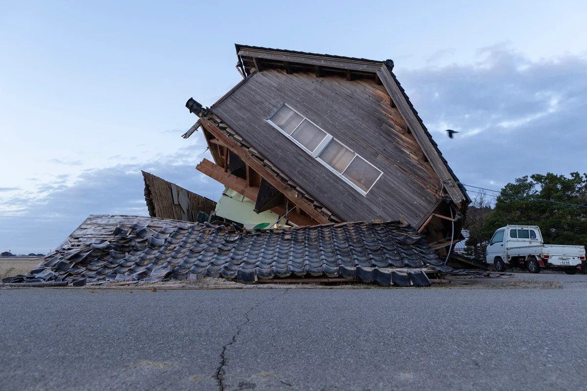 Prédio desabado após o terremoto na Península de Noto, no Japão, em 1º de janeiro de 2024