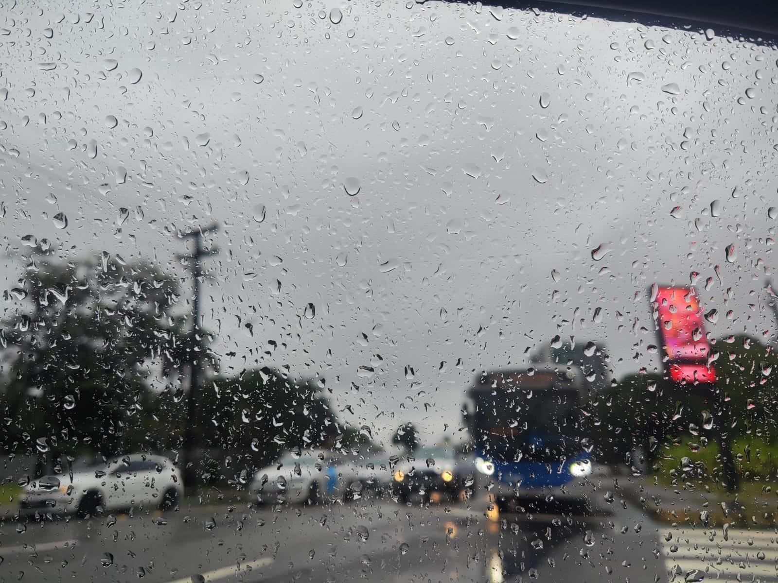Chuva forte atinge Recife e região metropolitana
