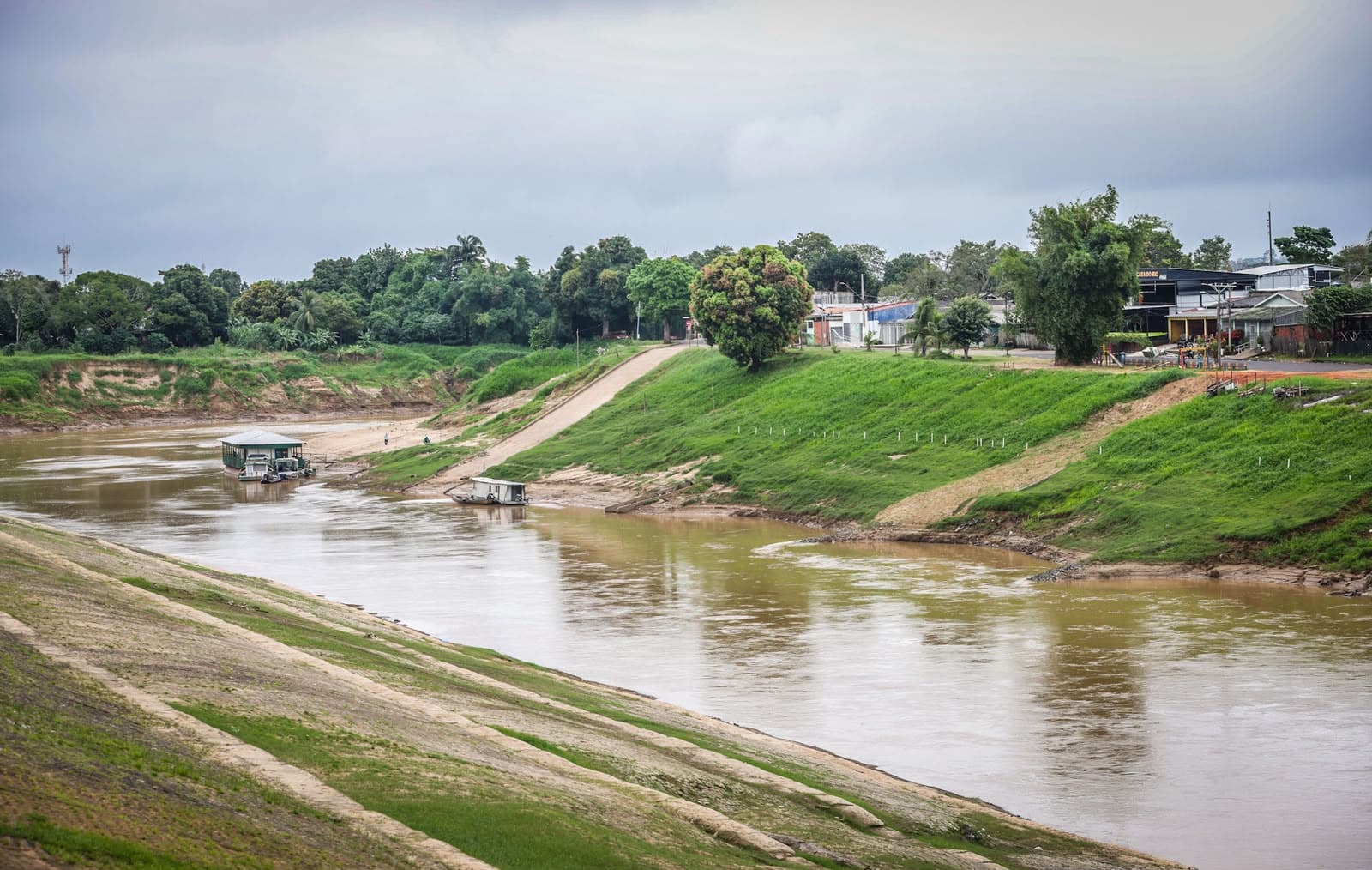 Nível baixo do Rio Acre em Rio Branco