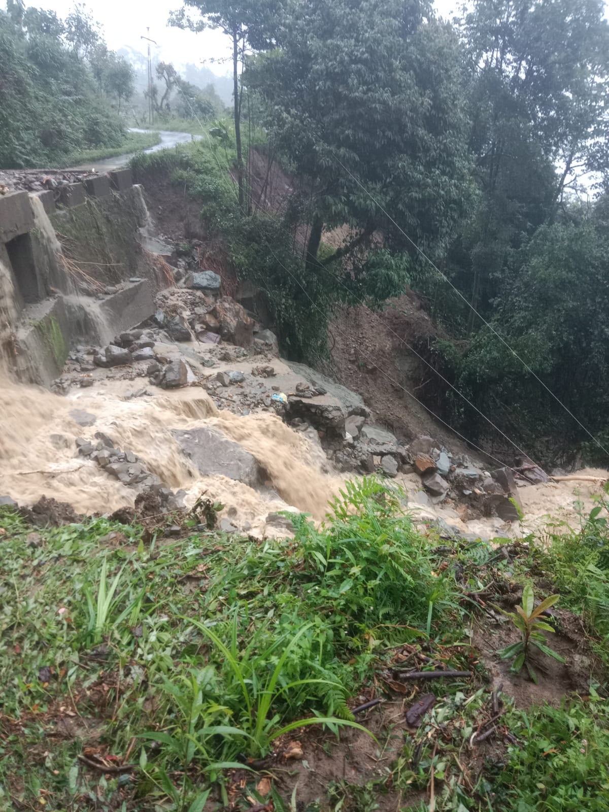Ponte destruída pela enchente em Sikkim, Índia