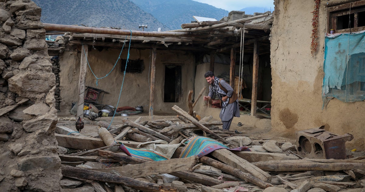 Homem procura pertences nos escombros de sua casa destruída pelo terremoto em Dara Noor, província de Nangarhar, Afeganistão