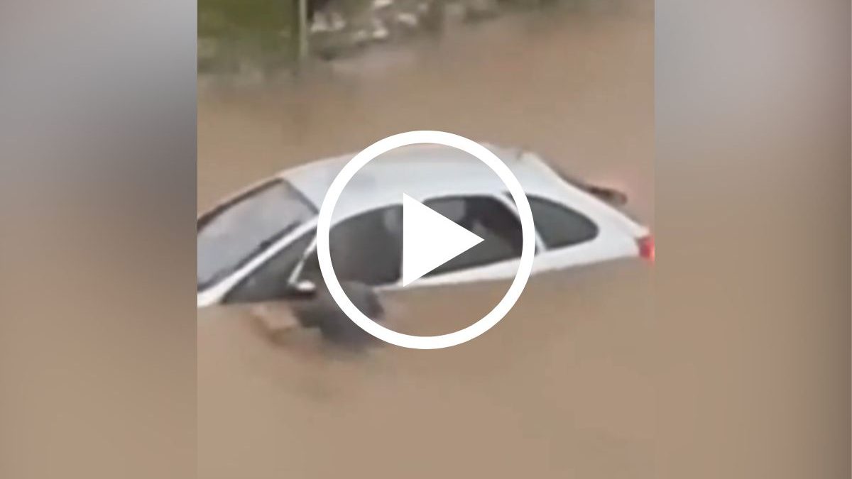 Rua alagada durante temporal em Florianópolis