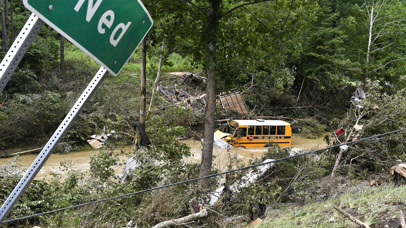 Ônibus escolar destruído após ser arrastado pela enchente em Ned, Kentucky
